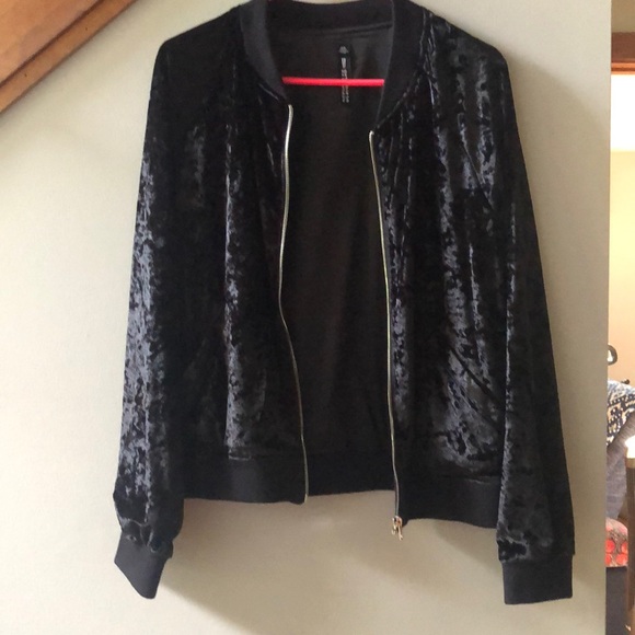 Velvet Bomber - Picture 1 of 2